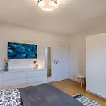 Hangarstein Apartment