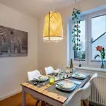 Hangarstein Apartment