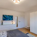 Hangarstein Apartment